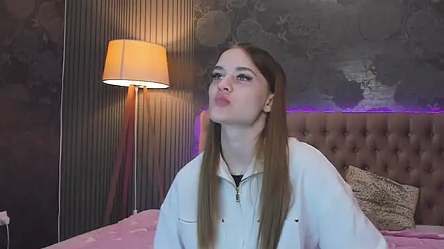 Snapshot of LuisaClover chatting on 11/17/25, 01:06 LuisaClover online show from 11/17/25, 01:06