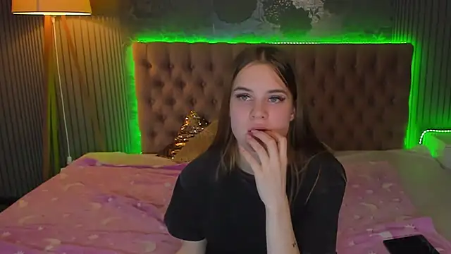 Snapshot of LuisaClover chatting on 11/18/25, 02:43 LuisaClover online show from 11/18/25, 02:43