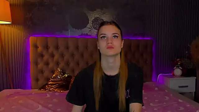 Snapshot of LuisaClover chatting on 11/19/25, 01:22 LuisaClover online show from 11/19/25, 01:22