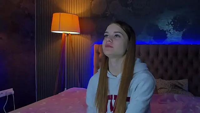 Snapshot of LuisaClover chatting on 11/22/25, 01:10 LuisaClover online show from 11/22/25, 01:10