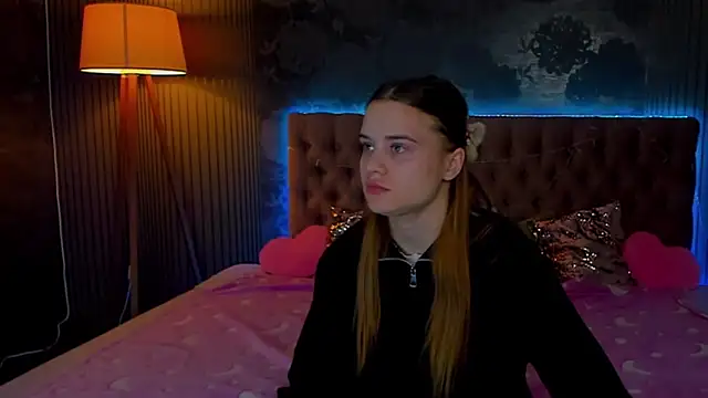 Snapshot of LuisaClover chatting on 11/28/25, 01:25 LuisaClover online show from 11/28/25, 01:25