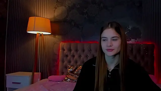 Snapshot of LuisaClover chatting on 11/29/25, 01:47 LuisaClover online show from 11/29/25, 01:47