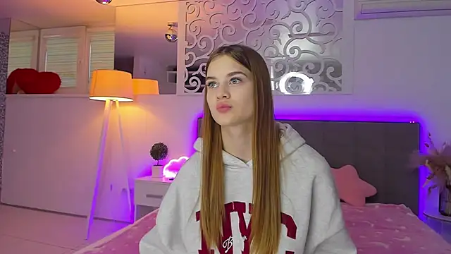 Snapshot of LuisaClover chatting on 12/03/25, 01:20 LuisaClover online show from 12/03/25, 01:20