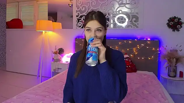 Snapshot of LuisaClover chatting on 12/16/25, 01:16 LuisaClover online show from 12/16/25, 01:16