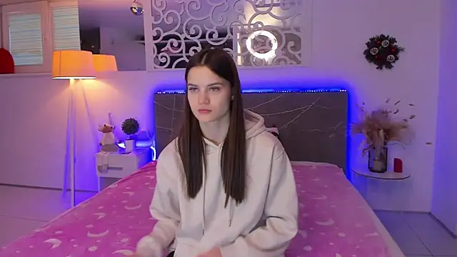 Snapshot of LuisaClover chatting on 12/19/25, 01:07 LuisaClover online show from 12/19/25, 01:07