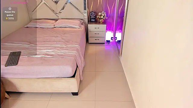 Snapshot of iam_nicolle chatting on 11/08/25, 01:44 iam nicolle online show from 11/08/25, 01:44