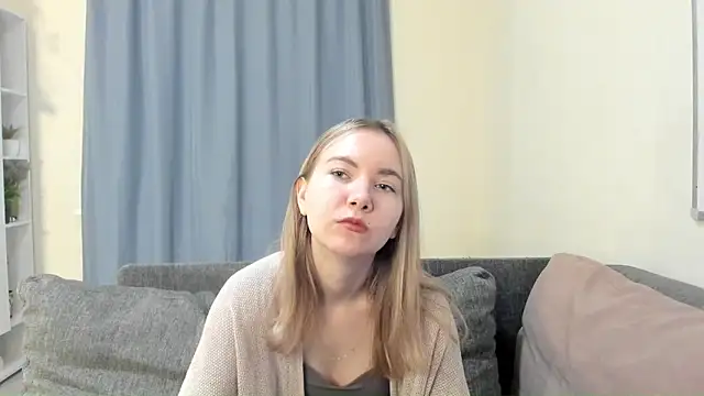 Snapshot of CathyHeximer chatting on 12/15/25, 08:18 CathyHeximer online show from 12/15/25, 08:18