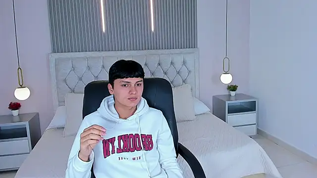 Maxii18  online show from 12/02/25, 06:58