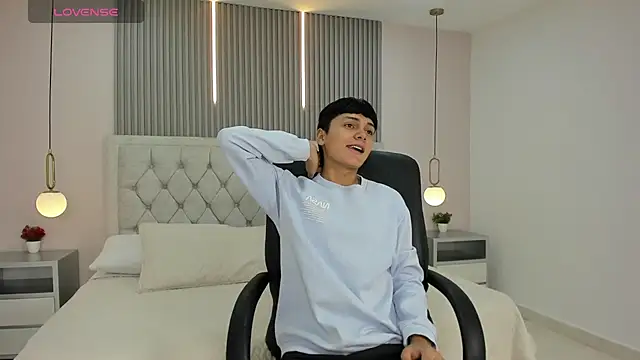 Maxii18  online show from 12/03/25, 06:50