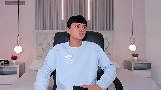 Maxii18  online show from 12/17/25, 06:25