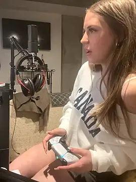 Snapshot of elliepixie chatting on 12/19/25, 02:18 elliepixie online show from 12/19/25, 02:18