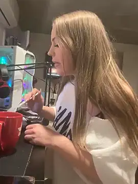 Snapshot of elliepixie chatting on 12/23/25, 02:20 elliepixie online show from 12/23/25, 02:20