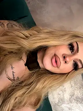 Snapshot of NovaPearl chatting on 11/06/25, 11:15 NovaPearl online show from 11/06/25, 11:15