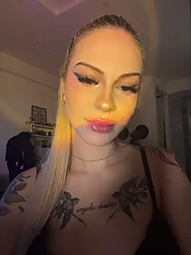 Snapshot of NovaPearl chatting on 11/23/25, 11:59 NovaPearl online show from 11/23/25, 11:59