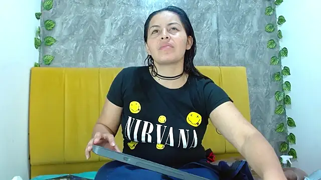 Snapshot of amara_leoncm chatting on 11/14/25, 03:49 amara leoncm online show from 11/14/25, 03:49