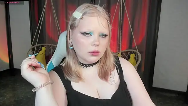 Snapshot of LottieReed chatting on 05/17/26, 12:12 LottieReed online show from 05/17/26, 12:12