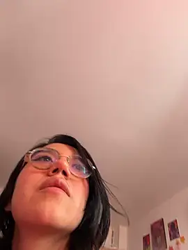 Snapshot of violetbunnyy1 chatting on 11/15/25, 04:14 violetbunnyy1 online show from 11/15/25, 04:14