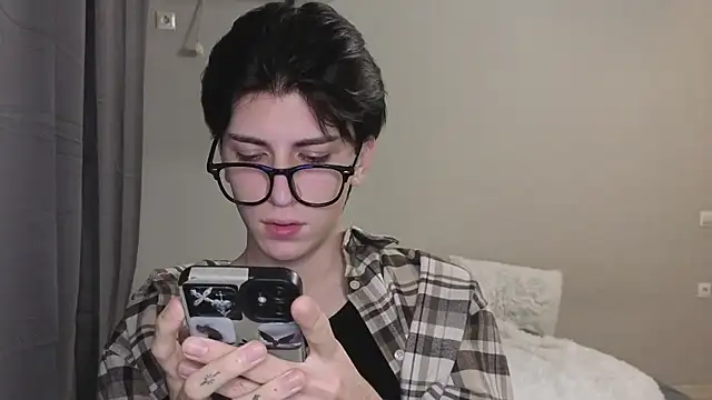 Snapshot of Oliver_star_boy_ chatting on 10/27/25, 05:50 Oliver star boy online show from 10/27/25, 05:50