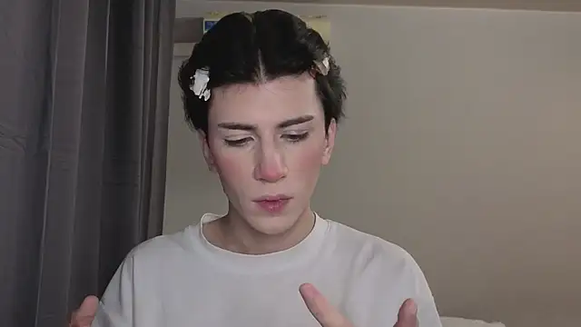 Snapshot of Oliver_star_boy_ chatting on 10/31/25, 04:30 Oliver star boy online show from 10/31/25, 04:30