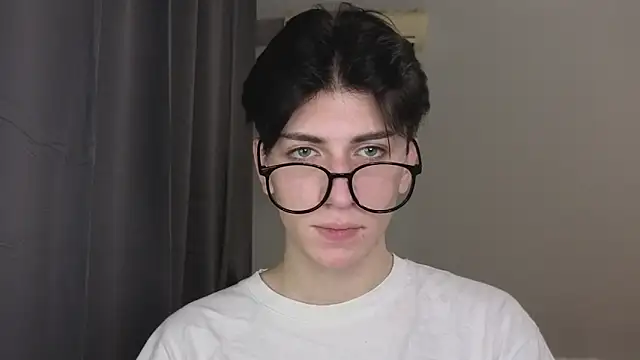 Snapshot of Oliver_star_boy_ chatting on 11/15/25, 03:08 Oliver star boy online show from 11/15/25, 03:08