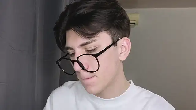 Snapshot of Oliver_star_boy_ chatting on 11/17/25, 04:35 Oliver star boy online show from 11/17/25, 04:35