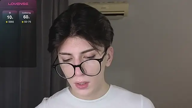 Snapshot of Oliver_star_boy_ chatting on 11/26/25, 02:40 Oliver star boy online show from 11/26/25, 02:40