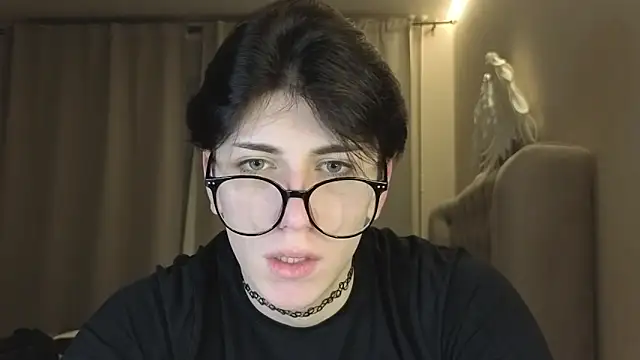 Snapshot of Oliver_star_boy_ chatting on 01/14/26, 04:56 Oliver star boy online show from 01/14/26, 04:56