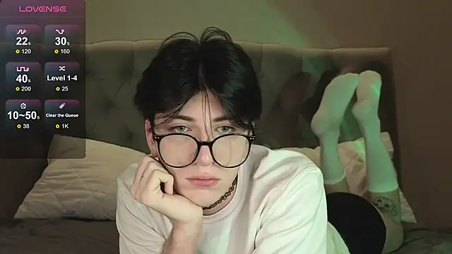 Snapshot of Oliver_star_boy_ chatting on 02/07/26, 08:12 Oliver star boy online show from 02/07/26, 08:12