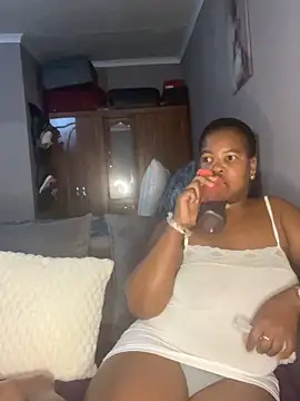 Snapshot of SweetCandy84 chatting on 11/09/25, 05:44 SweetCandy84 online show from 11/09/25, 05:44