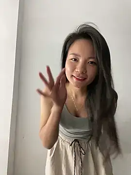 Bee Yellow00 online show from 10/28/25, 05:04