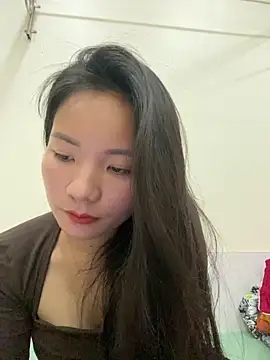 Bee Yellow00 online show from 11/05/25, 04:45