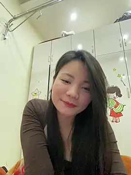 Bee Yellow00 online show from 01/14/26, 06:08