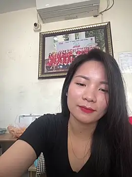 Bee Yellow00 online show from 04/09/26, 03:17