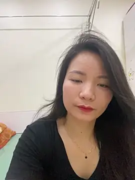 Bee Yellow00 online show from 05/16/26, 02:19