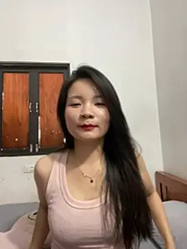 Snapshot of Bee_Yellow00 chatting on 06/17/26, 03:53 Bee Yellow00 online show from 06/17/26, 03:53