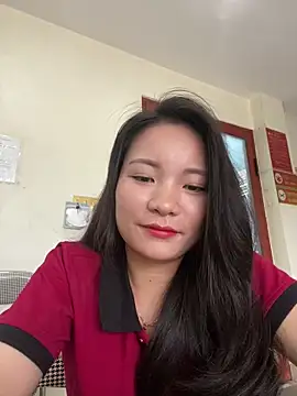 Snapshot of Bee_Yellow00 chatting on 06/22/26, 04:42 Bee Yellow00 online show from 06/22/26, 04:42