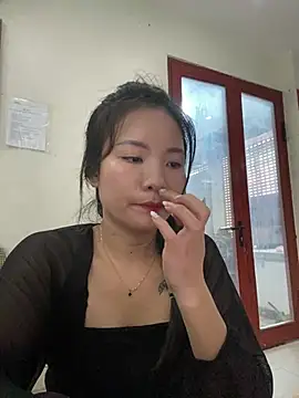 Snapshot of Bee_Yellow00 chatting on 07/20/26, 04:27 Bee Yellow00 online show from 07/20/26, 04:27