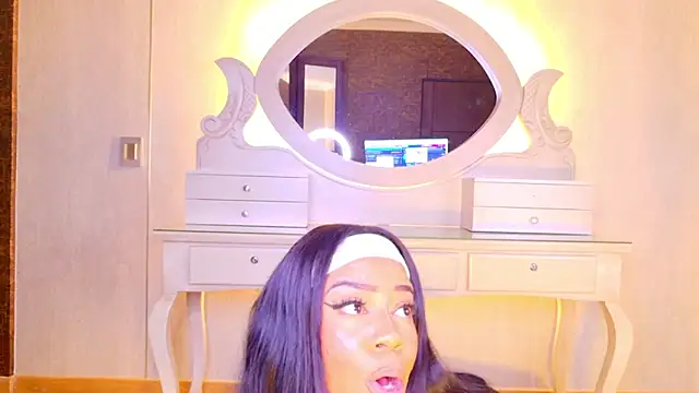 Snapshot of loana_vegas chatting on 06/19/26, 04:11 loana vegas online show from 06/19/26, 04:11