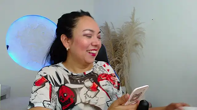 Yadis hot online show from 10/31/25, 08:21