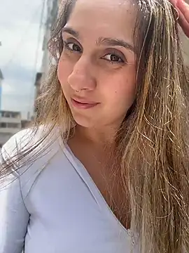 Snapshot of sarah_honey__ chatting on 04/14/26, 04:13 sarah honey online show from 04/14/26, 04:13