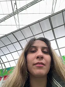 Snapshot of sarah_honey__ chatting on 04/17/26, 03:15 sarah honey online show from 04/17/26, 03:15