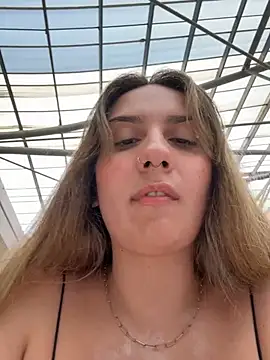 Snapshot of sarah_honey__ chatting on 04/26/26, 04:15 sarah honey online show from 04/26/26, 04:15