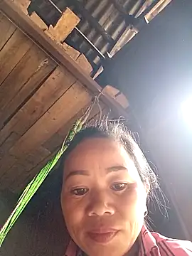 Snapshot of -Heli- chatting on 10/27/25, 02:37 -Heli- online show from 10/27/25, 02:37