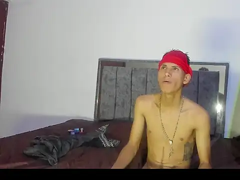 Snapshot of kevin_sexlove2 chatting on 11/13/25, 02:43 kevin sexlove2 online show from 11/13/25, 02:43