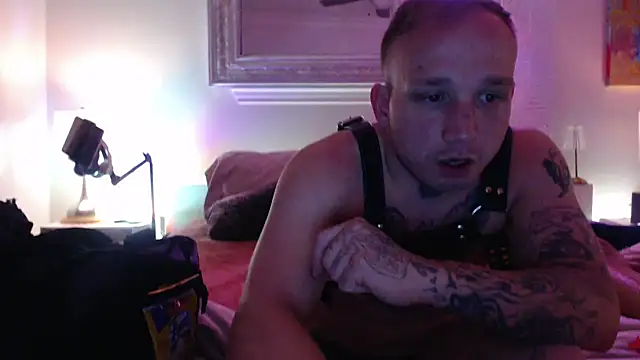 Snapshot of MikeHawke1995 chatting on 10/26/25, 01:22 MikeHawke1995 online show from 10/26/25, 01:22