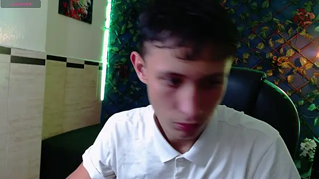 Snapshot of Garuo_18 chatting on 12/17/25, 02:06 Garuo 18 online show from 12/17/25, 02:06