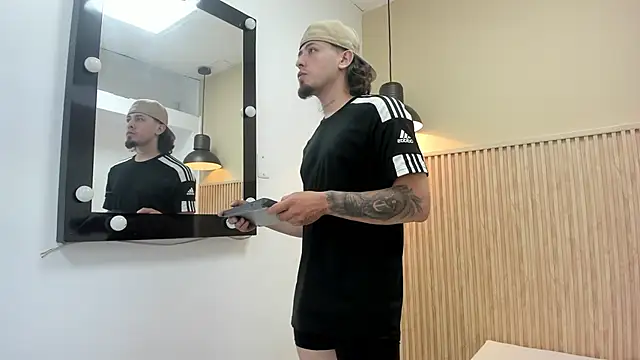 Snapshot of STEINER_01 chatting on 10/28/25, 04:38 STEINER 01 online show from 10/28/25, 04:38