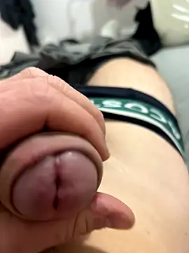 Snapshot of grossebite12335 chatting on 12/17/25, 06:58 grossebite12335 online show from 12/17/25, 06:58