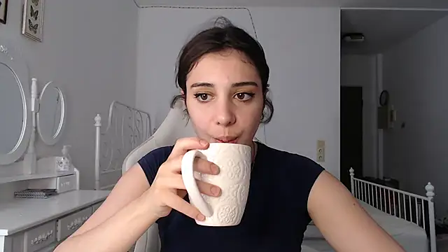 Snapshot of bellefleurrr chatting on 06/24/26, 01:54 bellefleurrr online show from 06/24/26, 01:54