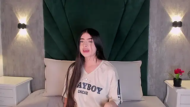 Snapshot of EmiliClarke chatting on 03/02/26, 12:23 EmiliClarke online show from 03/02/26, 12:23